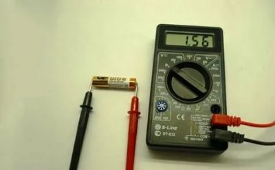 Как проверить заряд пальчиковой батарейки мультиметром?
